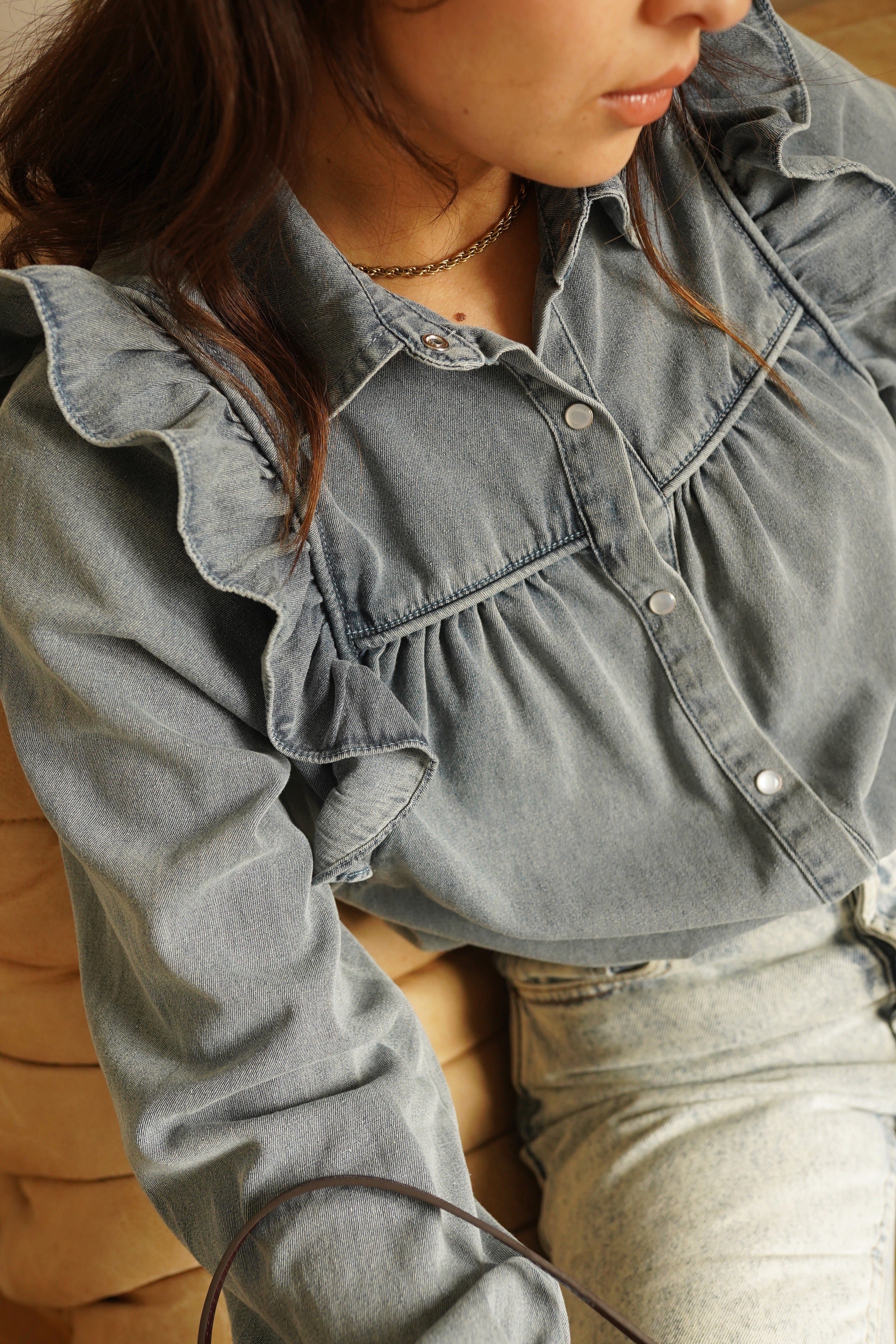Denim Ruffle Blouse | Stylowa, kobieca bluzka