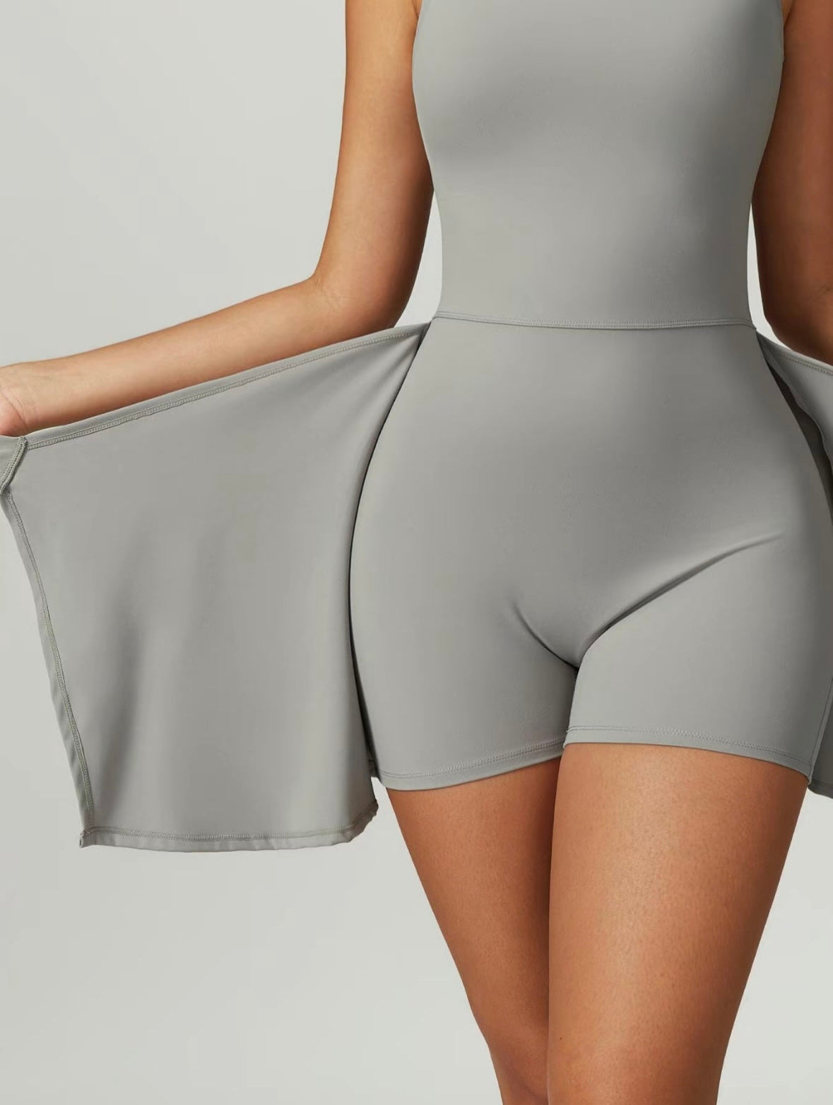 AUVORA | Sukienka sportowa z wysokim kołnierzem i szortami